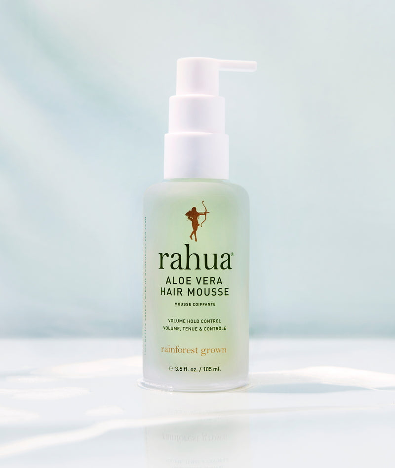 Rahua Aloe Vera Hair Mousse - Produkt mit hellblauem Hintergrund