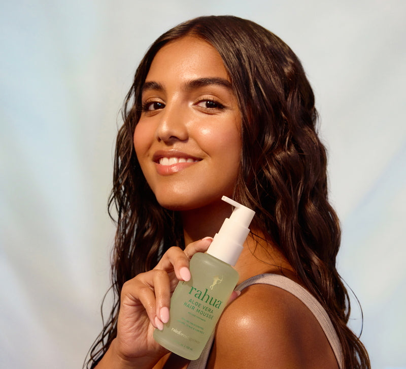 Rahua Aloe Vera Hair Mousse - Model mit Produkt