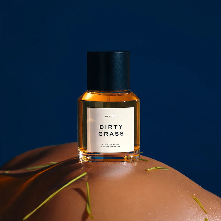 Heretic Parfum Dirty Grass Eau de Parfum - Mood mit blauem Hintergrund