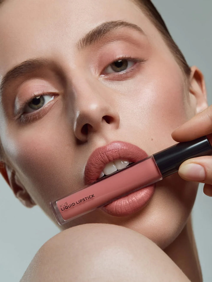 Und Gretel Kus Liquid Lipstick - Shell Pink 01 Model mit Produkt