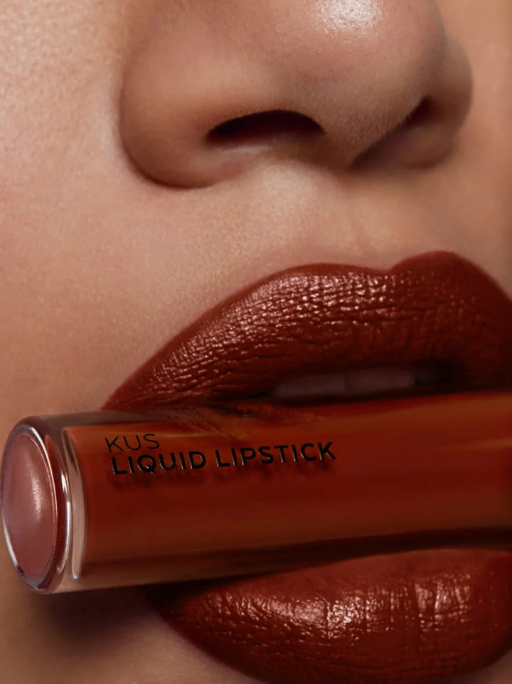 Und Gretel Kus Liquid Lipstick - Brown Ruby 02 Nahaufnahme Model mit Produkt