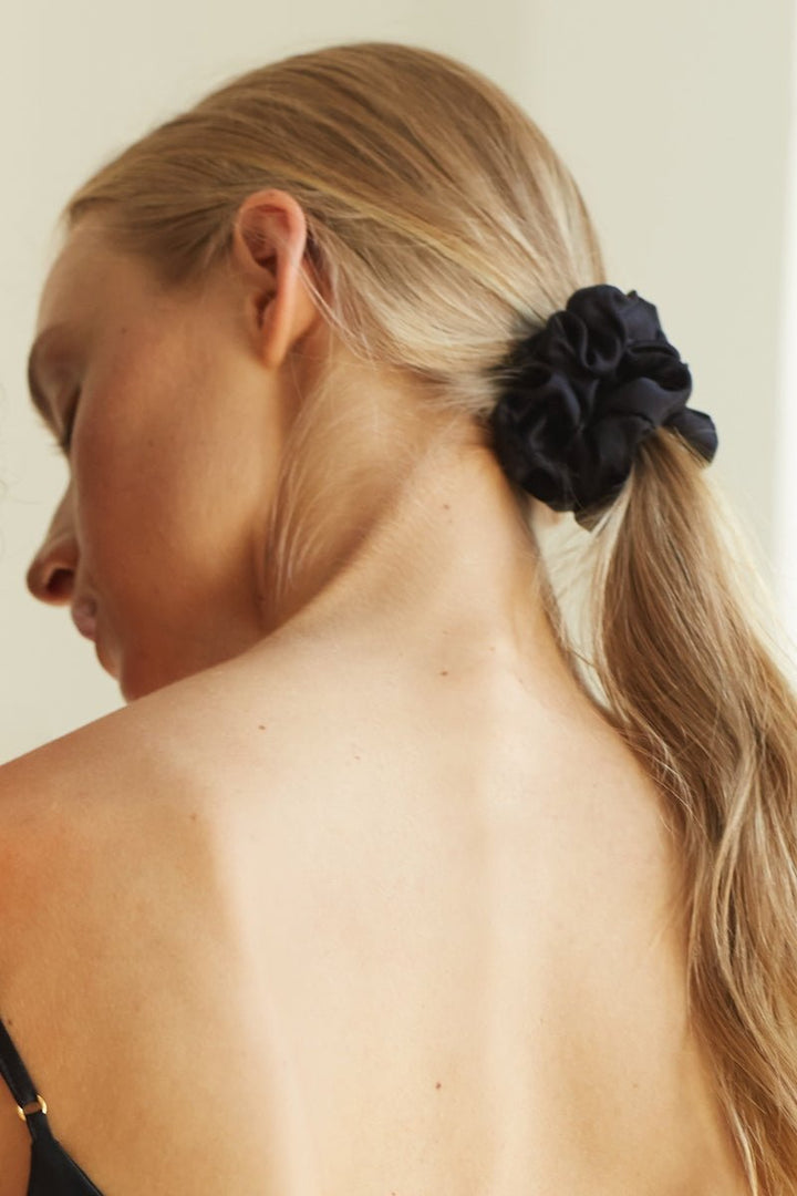 Silk Scrunchie Midnight Black Model