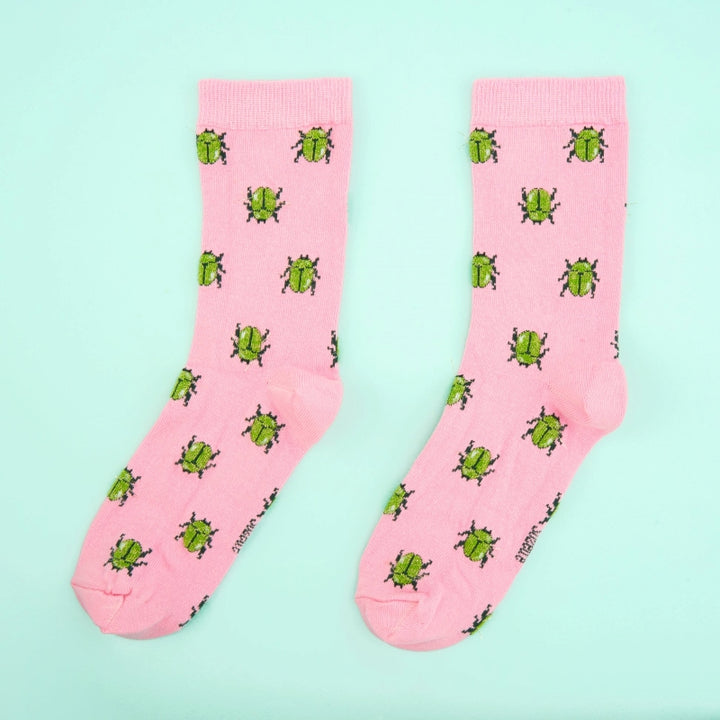 Coucou Suzette Beetle Socks - Produktbild türkiser Hintergrund