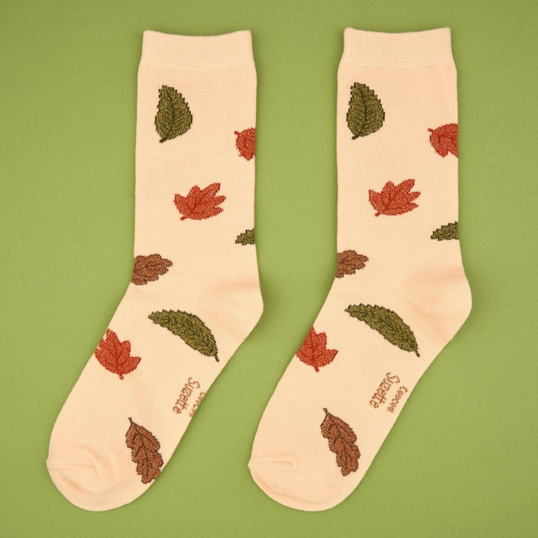 Coucou Suzette Autumn Leaves Socks - Produktbild grüner Hintergrund