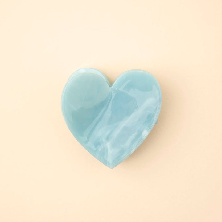 Coucou Suzette Blue Heart Hair Claw - Produktfoto beiger Hintergrund