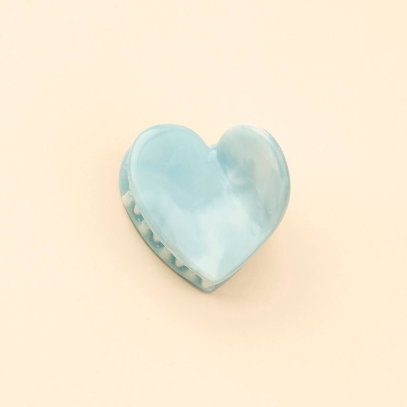 Coucou Suzette Blue Heart Mini Hair Claw - Produktfoto beiger Hintergrund 