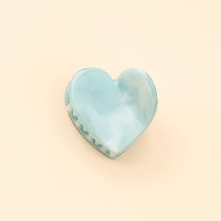 Coucou Suzette Blue Heart Mini Hair Claw - Produktfoto beiger Hintergrund 