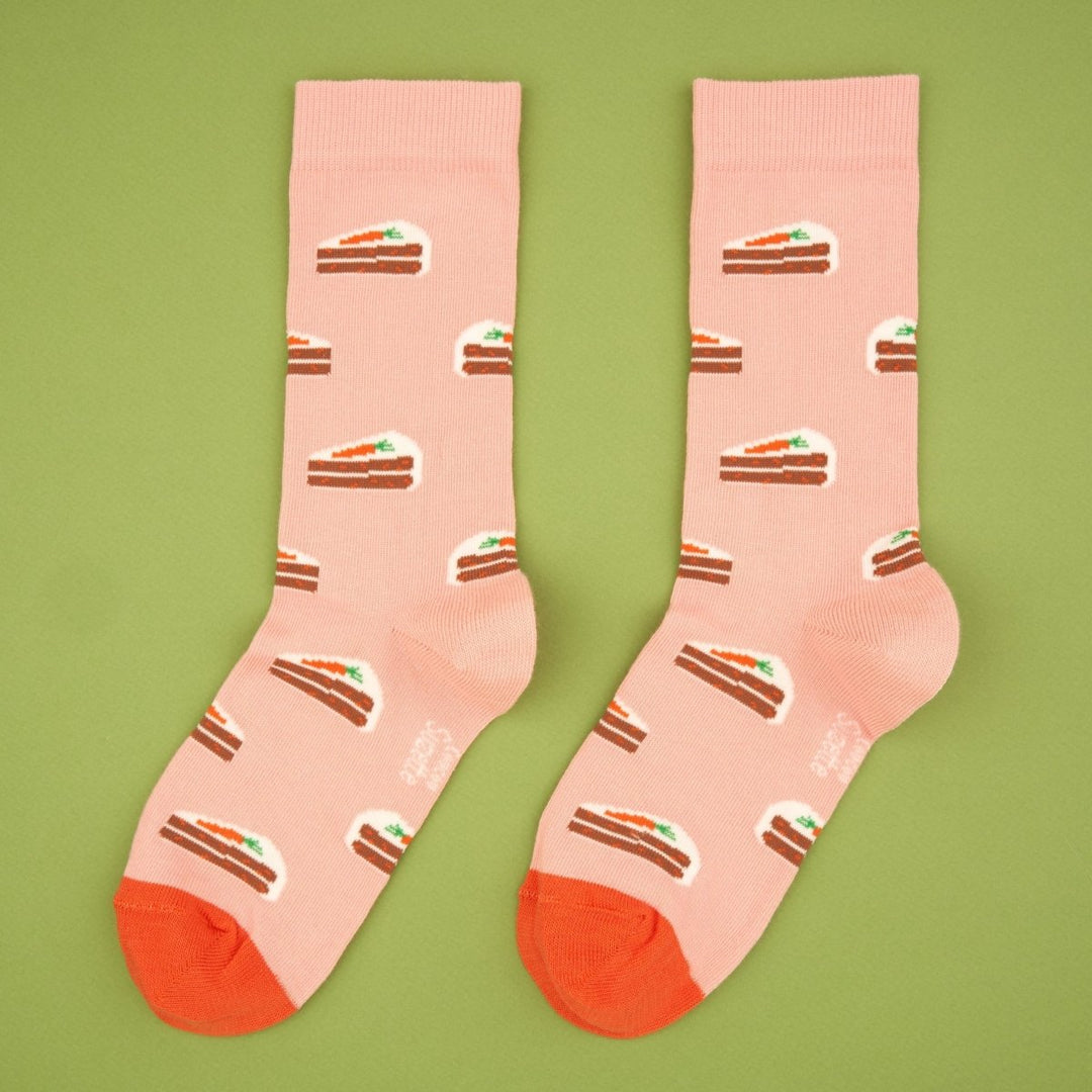 Coucou Suzette Carrot Cake Socks - Produktbild mit grünem Hintergrund