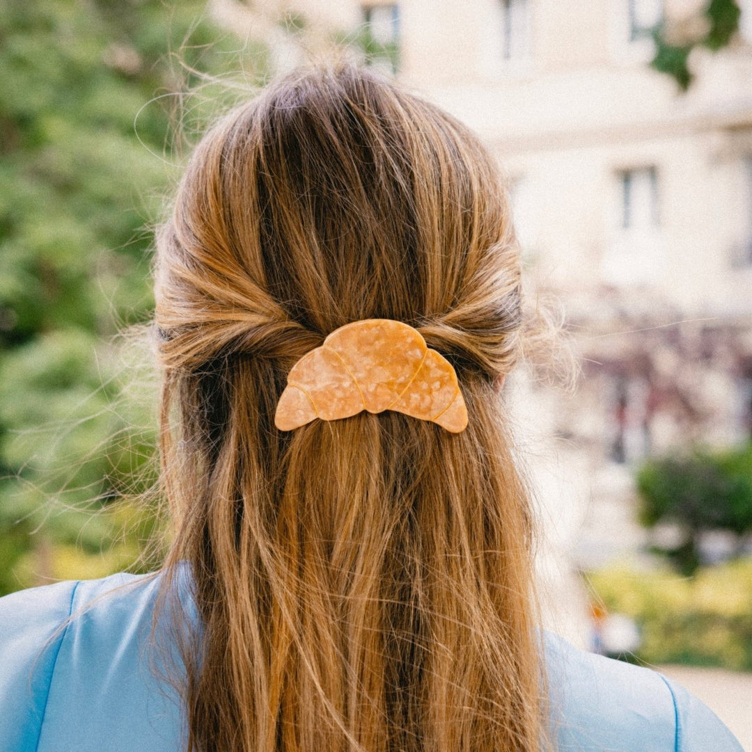 Coucou Suzette Croissant French Barrette - Tragebild Model Mood