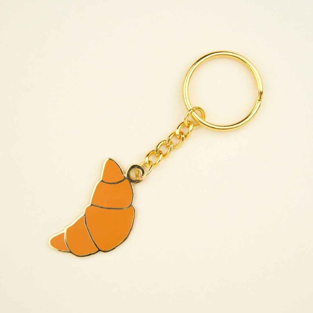 Coucou Suzette Croissant Key Ring - Produktbild beiger Hintergrund