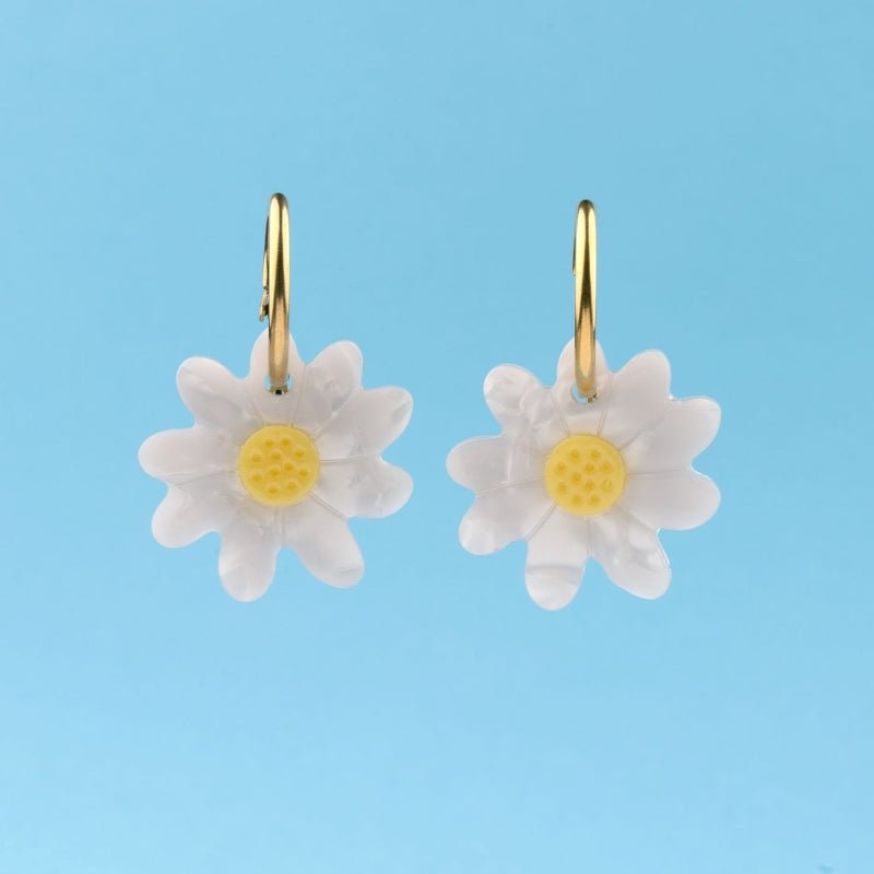 Coucou Suzette Daisy Earrings - Details türkiser Hintergrund