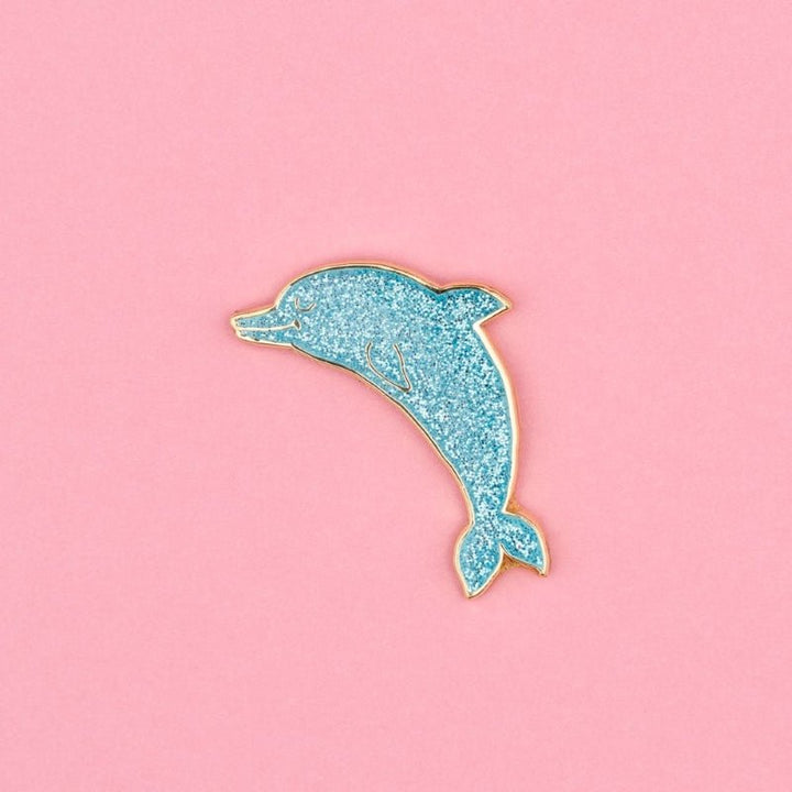 Coucou Suzette Dolphin Pin - Produktbild rosa Hintergrund