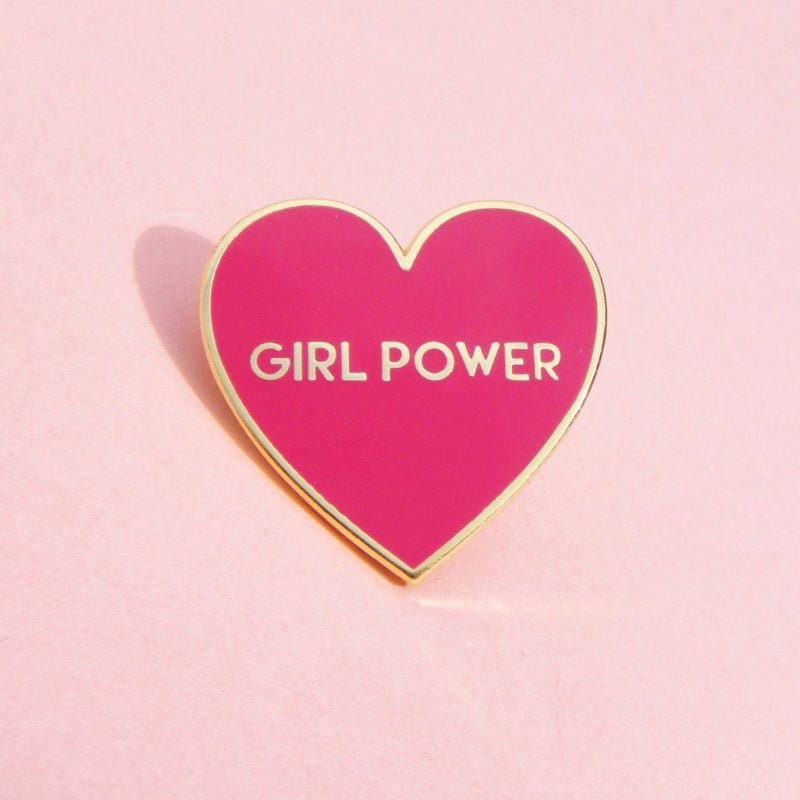 Coucou Suzette Girl Power Pin - Produktfoto rosa Hintergrund