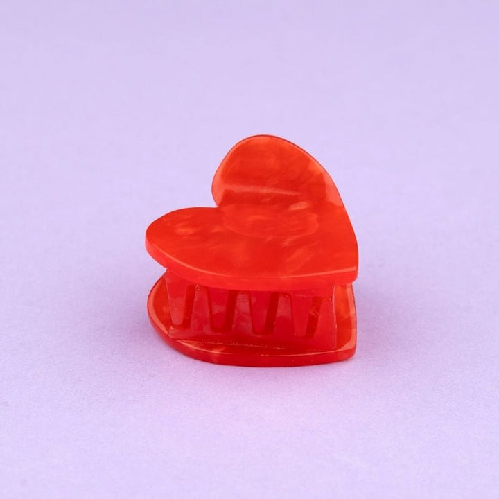 Coucou Suzette Mini Heart Hair Claw - Produktbild Detail lila Hintergrund