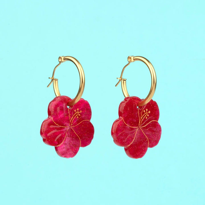 Coucou Suzette Hibiscus Earrings - seitlich türkiser Hintergrund