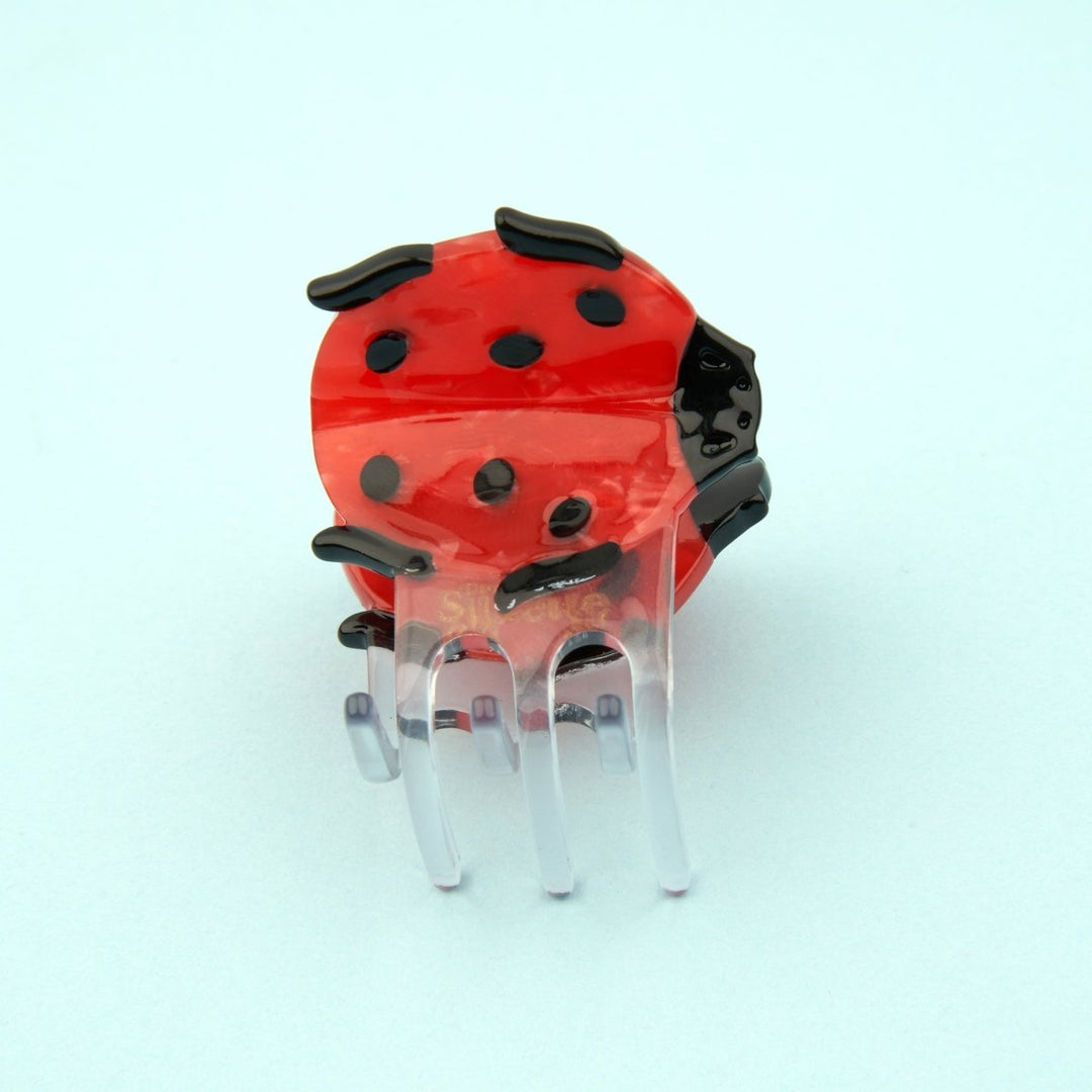 Coucou Suzette Ladybug Mini Hair Claw - Produktbild hellblauer Hintergrund