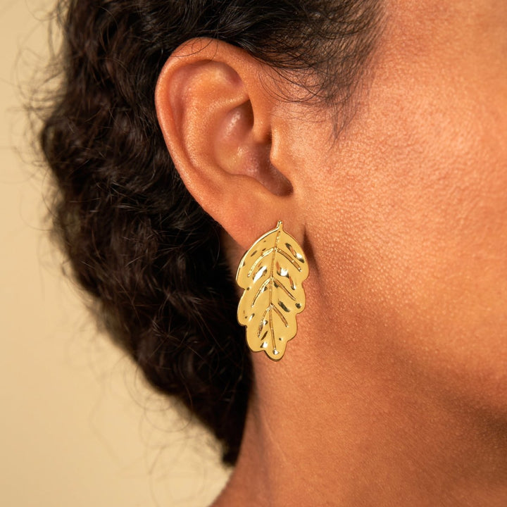 Coucou Suzette Leaf Earrings - Model Tragebild Close-up