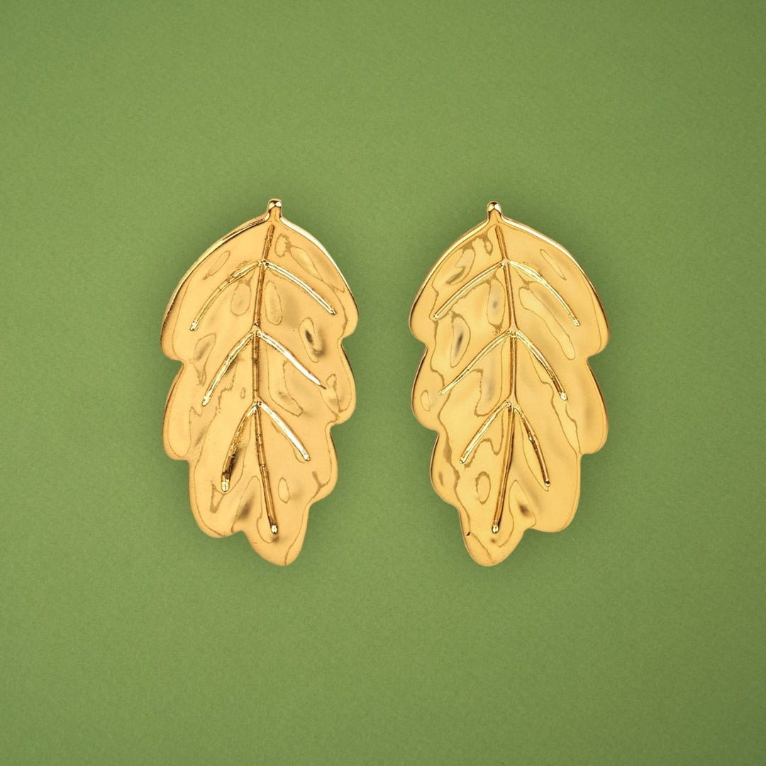 Coucou Suzette Leaf Earrings - Produktbild grüner Hintergrund