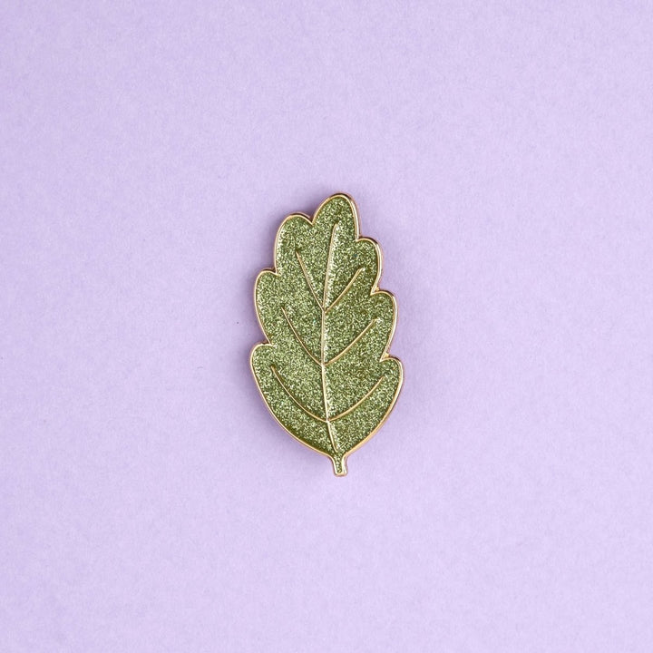 Coucou Suzette Leaf Pin - Produktfoto mit fliederfarbenem Hintergrund