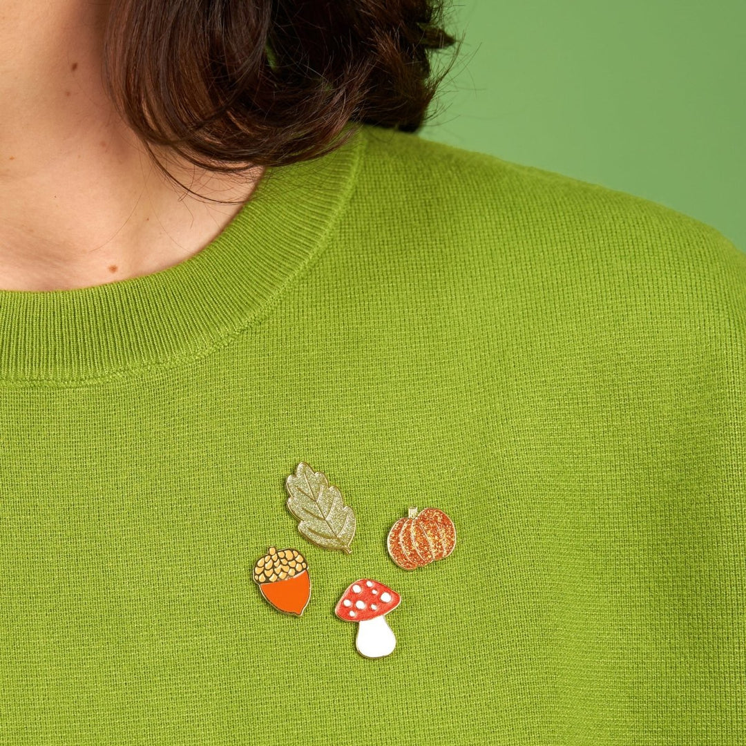 Coucou Suzette Leaf Pin - Model mit Pins der Herbstkollektion