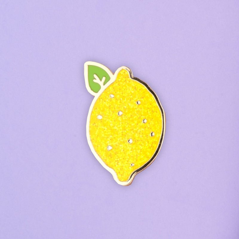 Coucou Suzette Lemon Pin - Produktbild lila Hintergrund