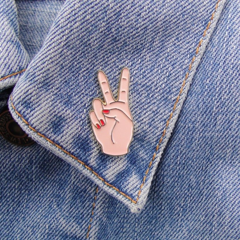 Coucou Suzette Peace Out Pin - White - angesteckt an Jeansjacke