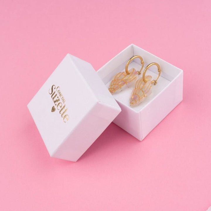 Coucou Suzette Shell Earrings - Produkt mit Verpackung