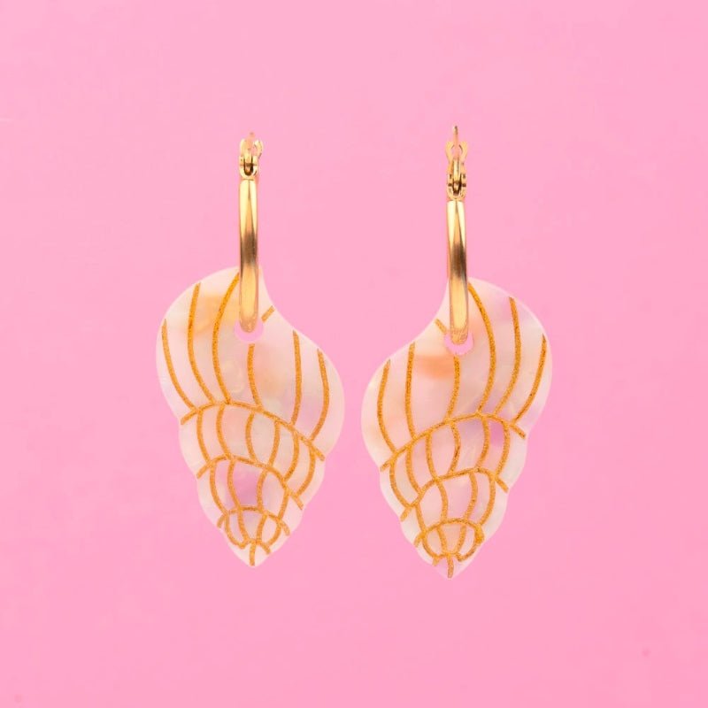 Coucou Suzette Shell Earrings - Produktbild rosa Hintergrund