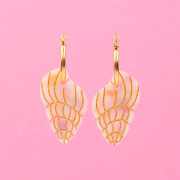 Coucou Suzette Shell Earrings - Produktbild rosa Hintergrund