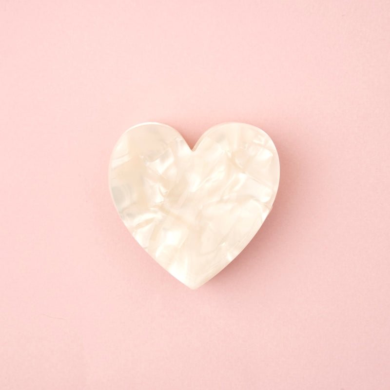 Coucou Suzette White Heart Hair Claw - Produktbild rosa Hintergrund