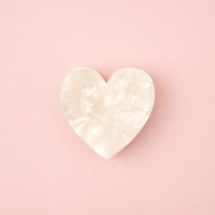 Coucou Suzette White Heart Mini Hair Claw - Produktbild rosa Hintergrund