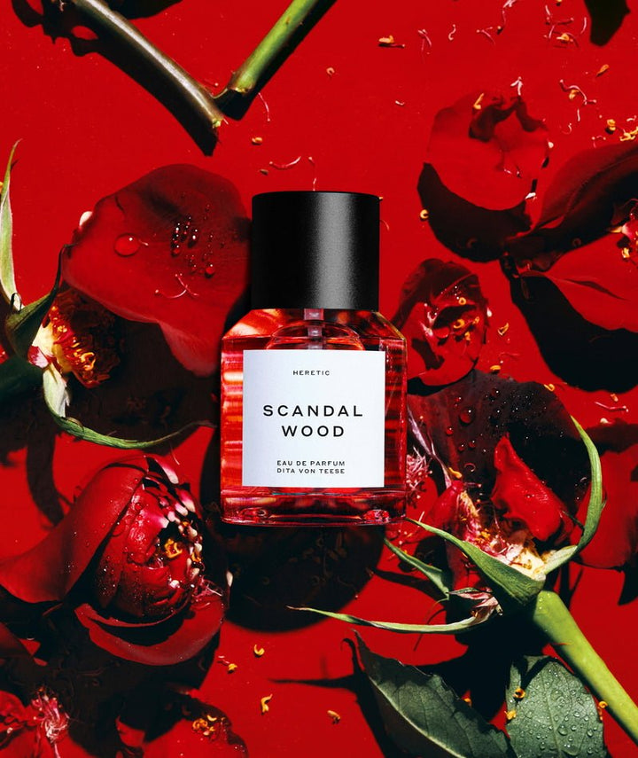 Heretic Parfum Scandalwood Eau de Parfum - Mood mit Rosen