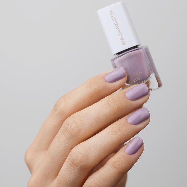 Kia Charlotta Veganer Nagellack 15 Free - Inhale Exhale on finger nails