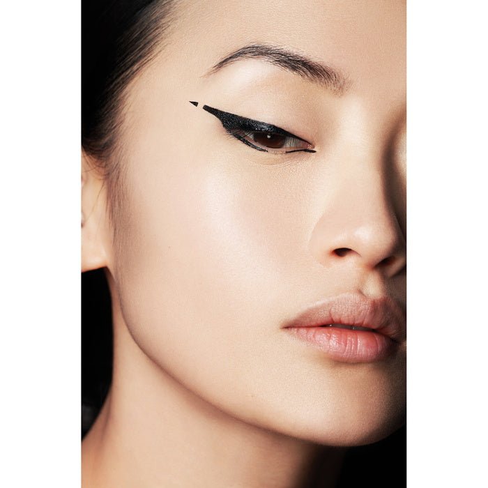 Eyeliner 510 Le Noir Céphée Asian Model