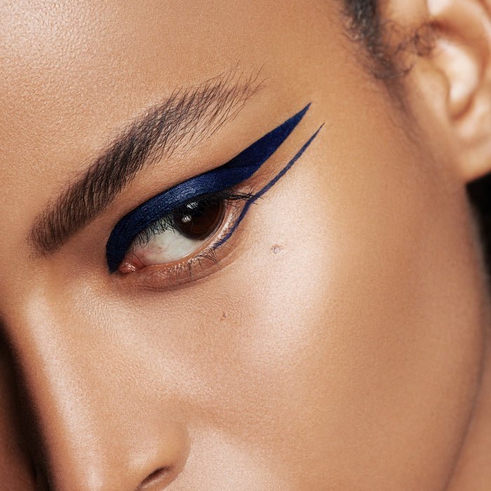 Eyeliner 520 Le Bleu Orion Model Close Up