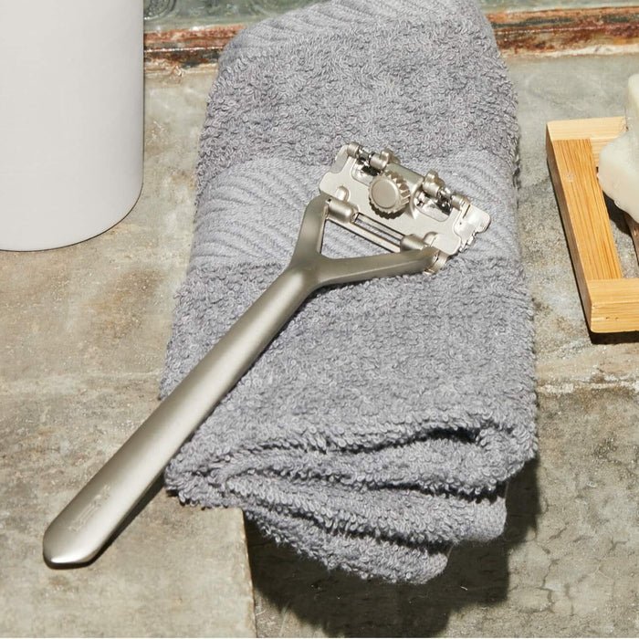 The Leaf Razor Kit Silver Lifestyle