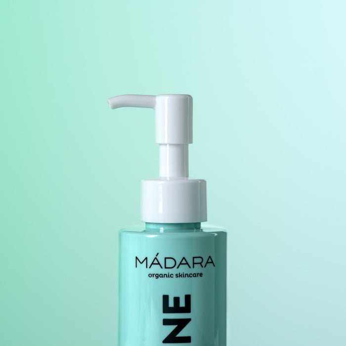 Mádara Acne Sebum Control Clear Skin Wash - close up spender