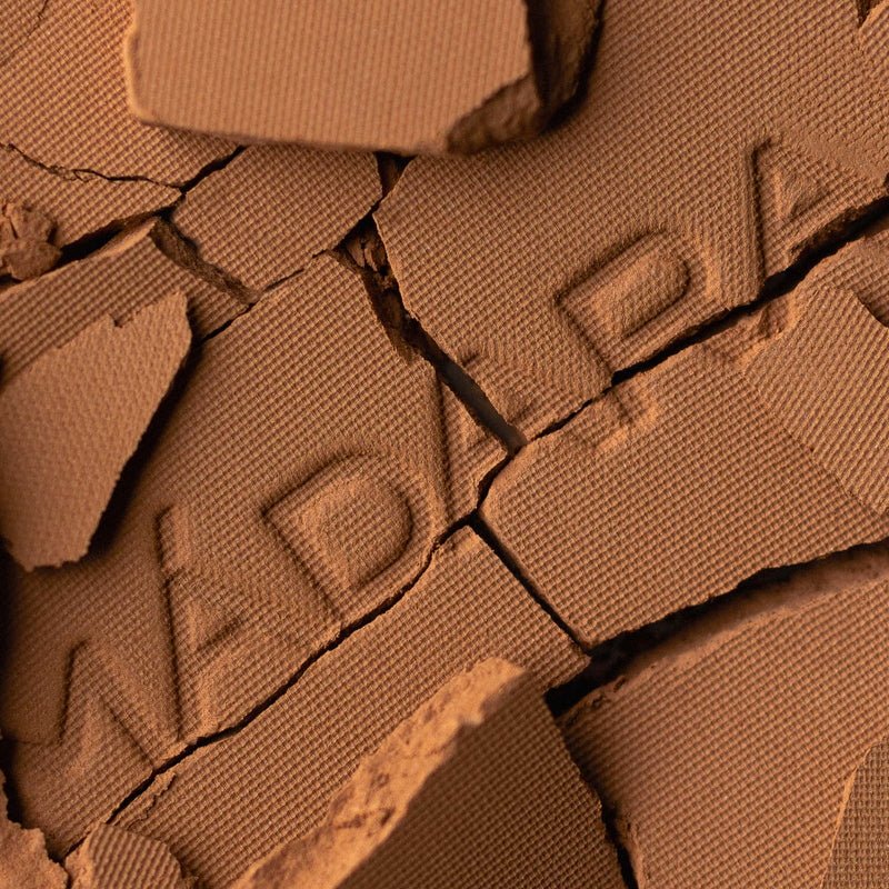 Mádara Air Equal Soft Silk Mineral Powder Deep Close up