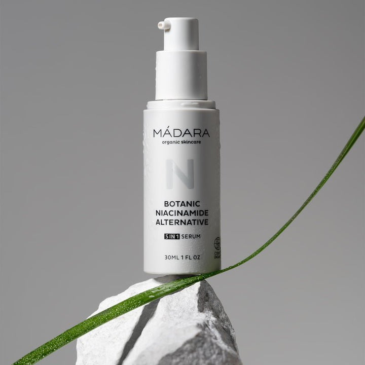 Mádara Botanic Niacinamide Alternative 5-in-1 Serum Mood 2