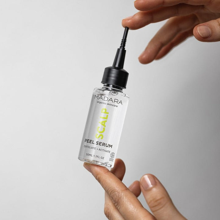 MÁDARA Cosmetics Scalp Peel Serum - Produktbild mit Handmodel