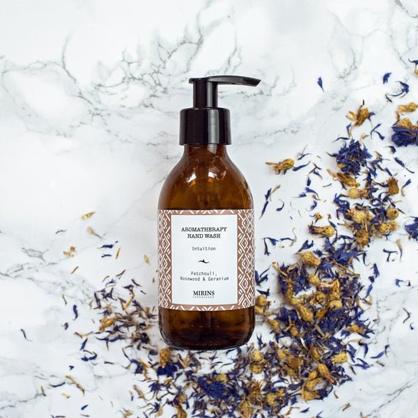 Mirins Copenhagen Hand Wash Intuition | Aromatherapie Seife - mood image with flower petals