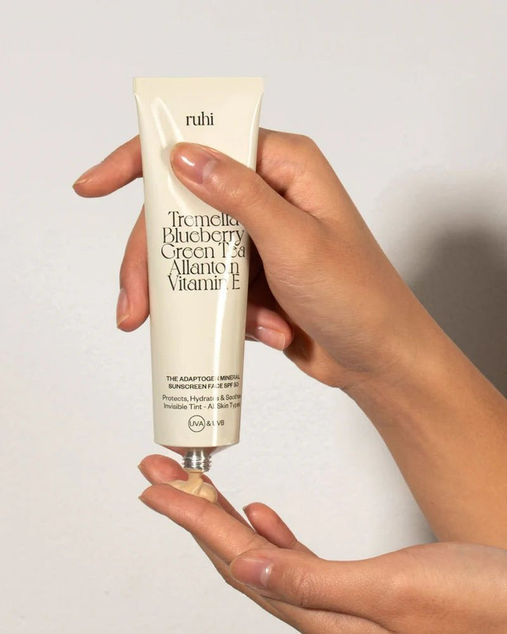 Ruhi The Adaptogen Mineral Sunscreen Face SPF 50 - Tube mit Handmodel