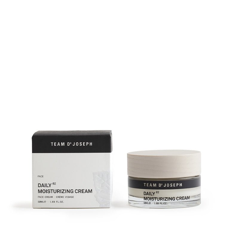 Team Dr. Joseph Daily Moisturizing Cream - Freisteller Tiegel mit Verpackung