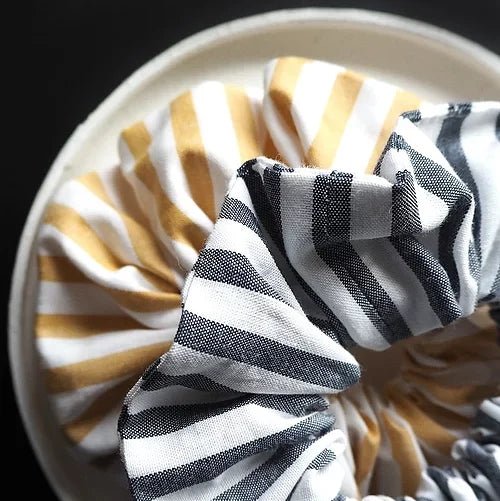 Scrunchie aus gestreifter Popeline | Navy Close-up