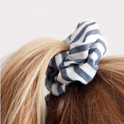 Scrunchie aus gestreifter Popeline | Navy Close-up