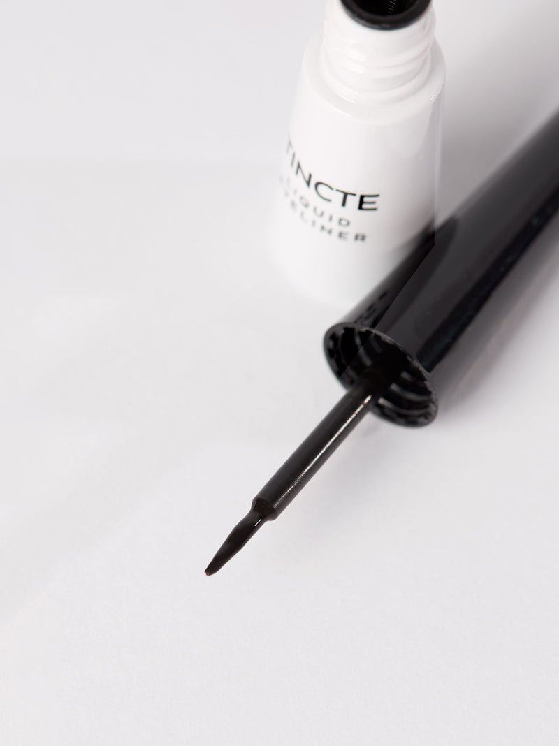 Und Gretel Tincte Liquid Eyeliner Deepest Black Close up