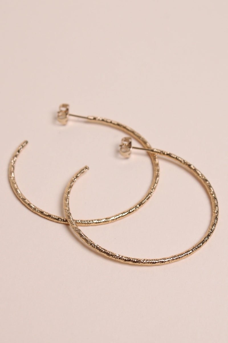 Waekura Grace Earrings - Ohrringe beiger Hintergrund