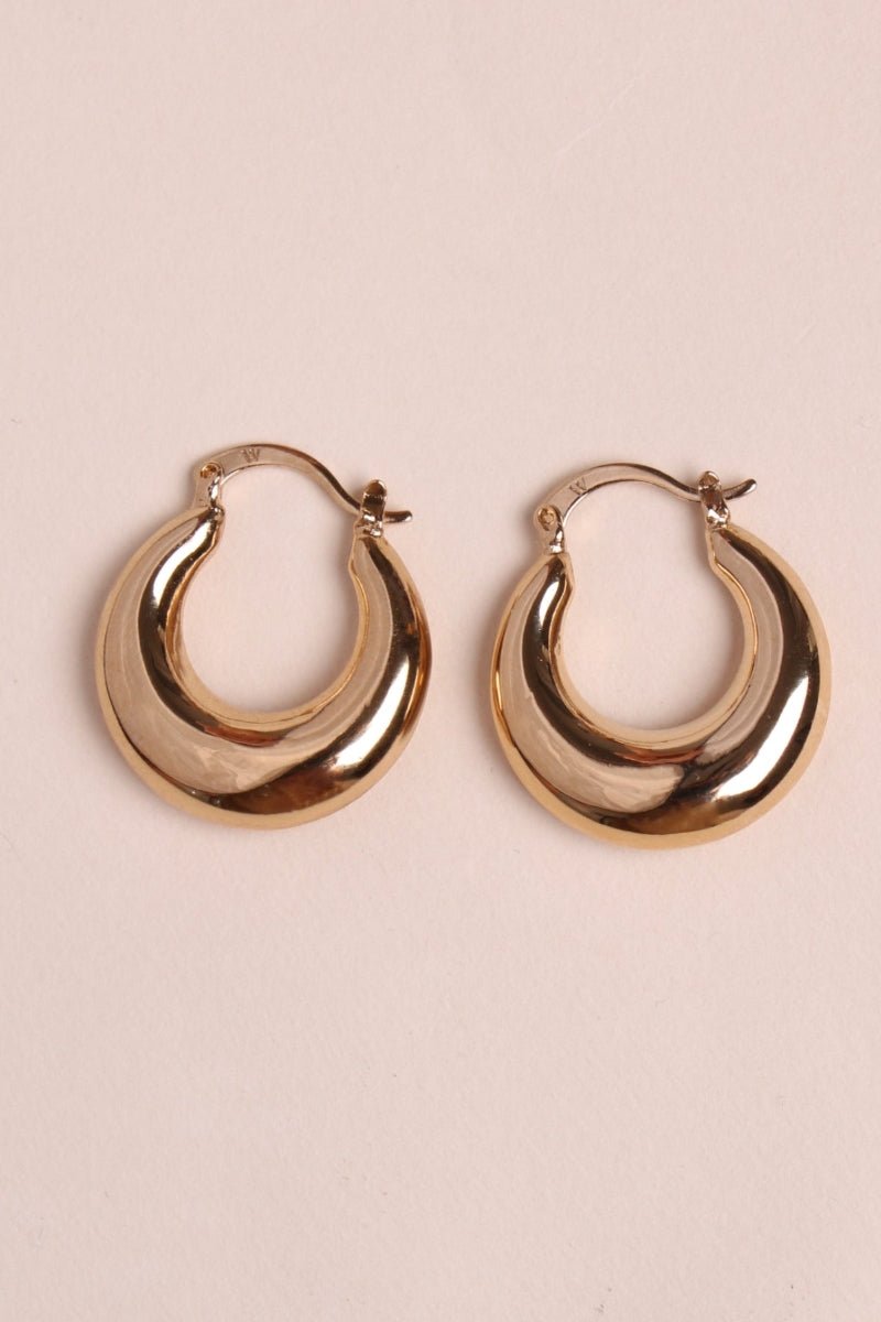 Waekura Milo Earrings - Ohrringe beiger Hintergrund